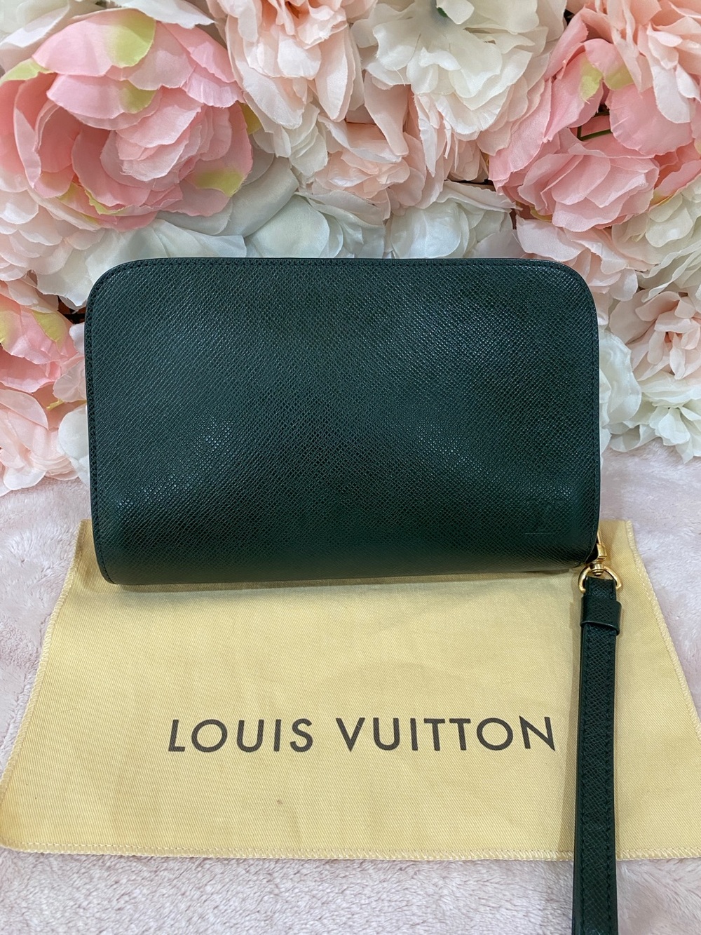 Louis Vuitton Taiga Leather Pochette Baikal